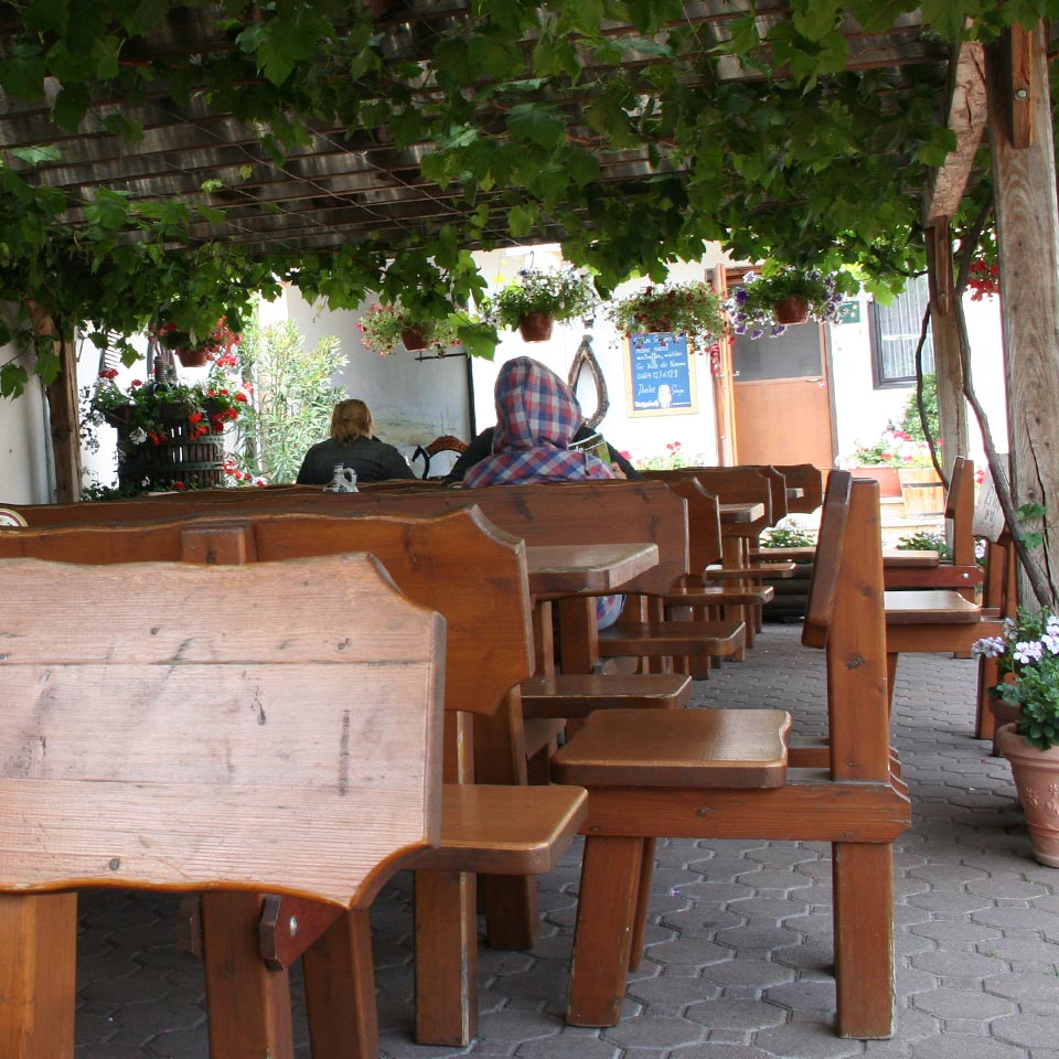 Gastgarten mit Gartenlaube / Blick von der Stallgasse © Roland Vidmar