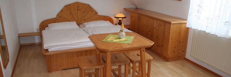 Zimmer mit Doppelbett am Reiterhof Sonja Burgenland © Roland Vidmar